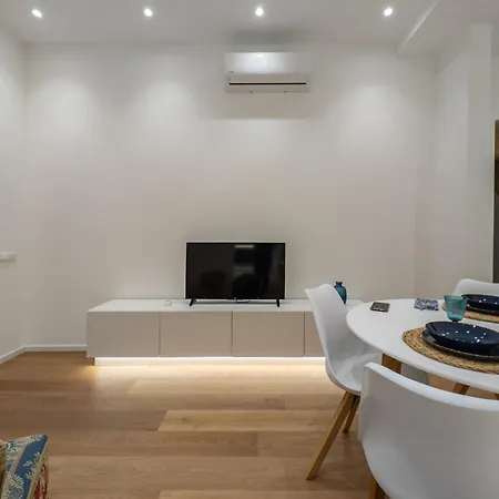 & Comfort Palazzo Sanna Cao * קליארי