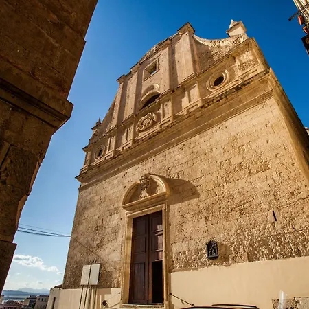 & Comfort Palazzo Sanna Cao * קליארי